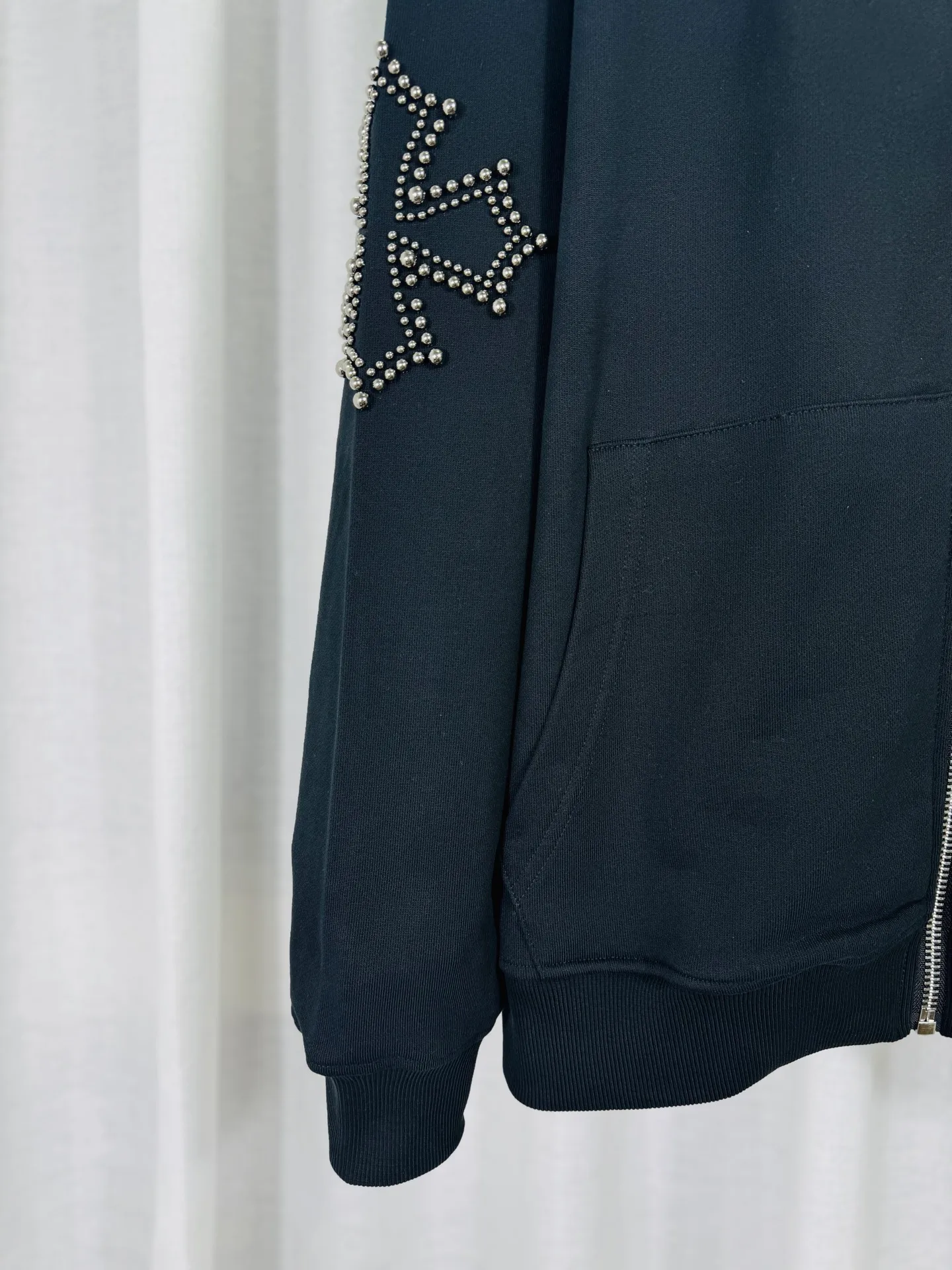 P380 top version, real shot without P, ​​different from market currency) 𝗖𝗵𝗿𝗼𝗺𝗲 𝗛𝗲𝗮𝗿𝘁𝘀/Cro Heart 2025 Rivets Autumn and Winter New Original Single Counter American Rivets 3D Three-dimensional Couple Casual Cardigan Sweatshirt 👑The highest version! Customized fabric 550g tripe terry fabric! American acid-washed and distressed original fabric with laser rivets. Best-selling model at the counter. Very comfortable to wear. Accessories: Original molded and authenticated collar label➕100% silk wash label. Genuine purchase-grade original hangtag➕matching hanging rope➕3D hanging beads➕original packaging bag. Craftsmanship: The original version has consistent wiring! The highest version of the armhole matching technique! Color: Black Size: S M L XL Style No.: 6105